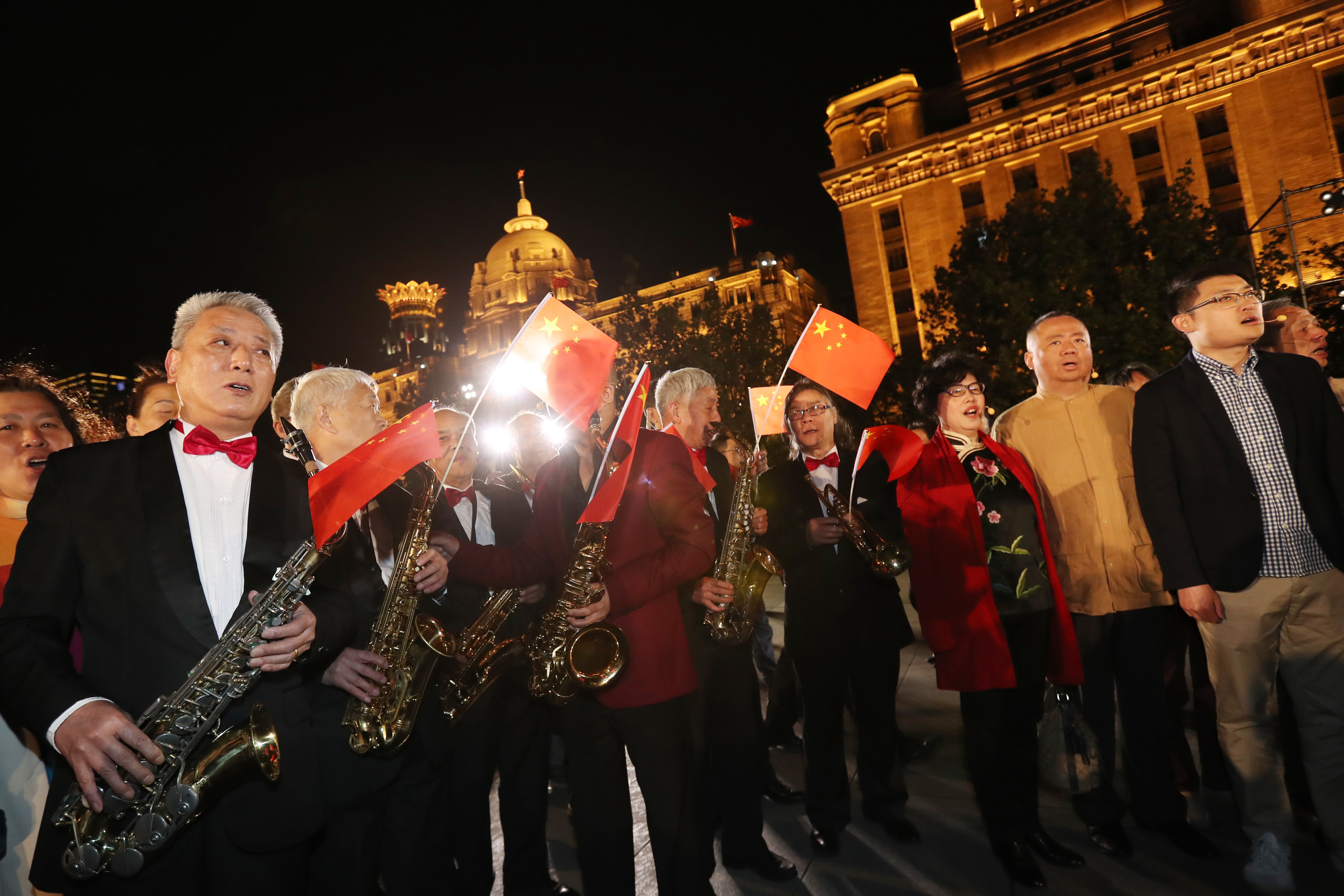 和平饭店老年爵士乐队的乐手们， 带着国旗演奏。.JPG