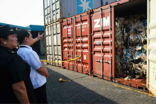 2014年2月10日，菲律宾海关检查了位于港口的集装箱，内含大量垃圾。（abs-cbn资料图）