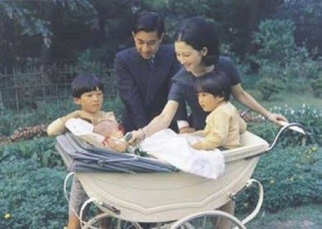 Crown_Prince_Akihito_and_Crown_Princess_Michiko_with_three_children;_Prince_Naruhito,_Prince_Fumihito_and_Princess_Sayako._(September_1969).jpg