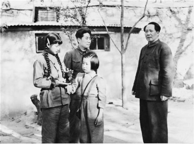 1949年，毛泽东与毛岸英、刘松林、李讷在香山.jpg
