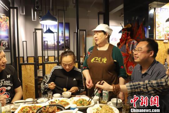 林素珍与餐厅食客聊天。瞿宏伦 摄