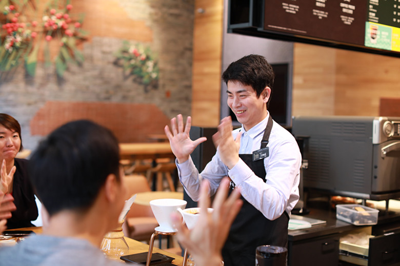 星巴克听障伙伴用手语与顾客分享咖啡文化.jpg