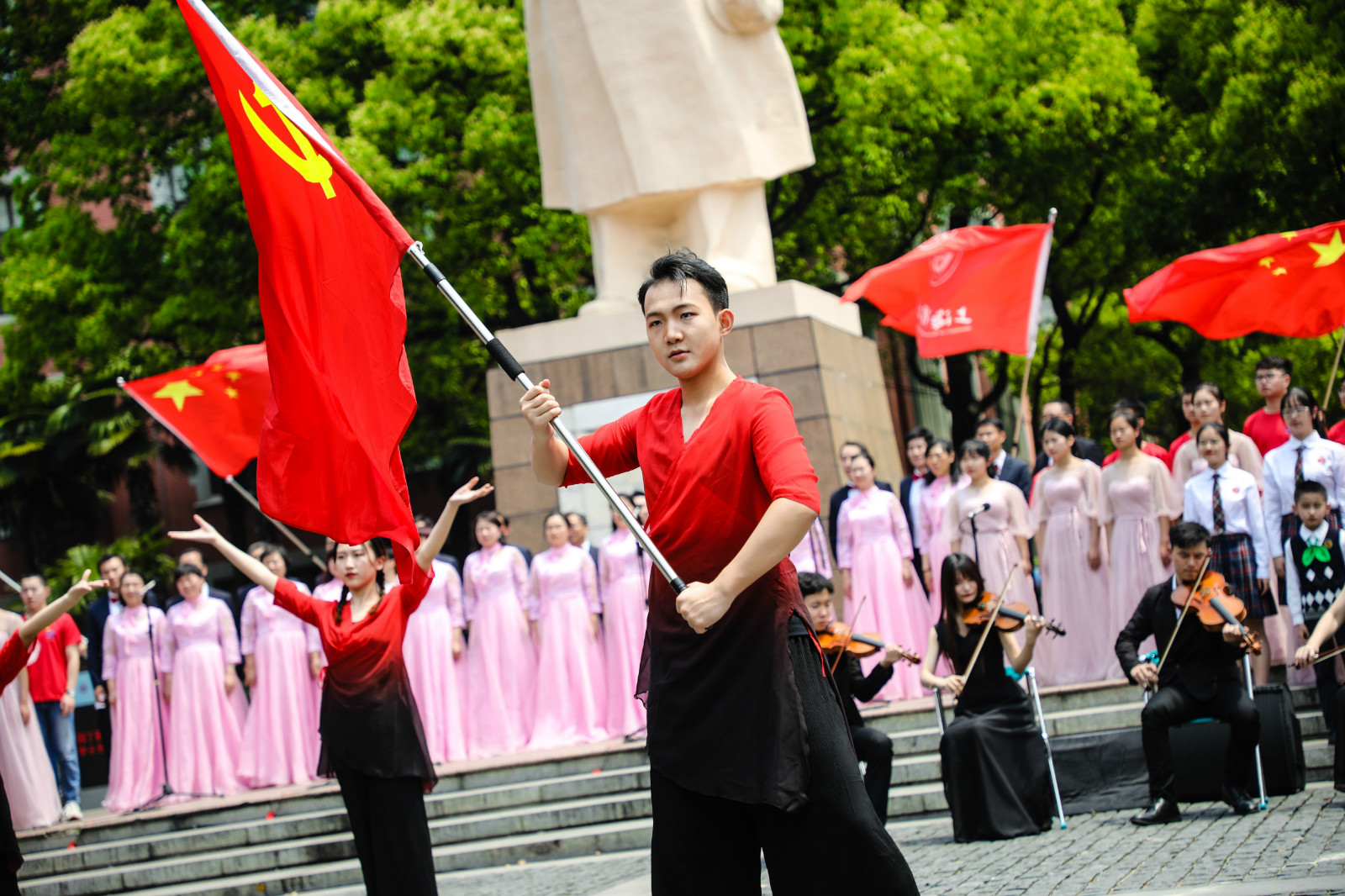 上理工原创舞蹈《初心》致敬上海解放70周年.jpg