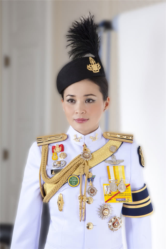泰国王室发布20张王后"制服照":从空姐到将军再到王后