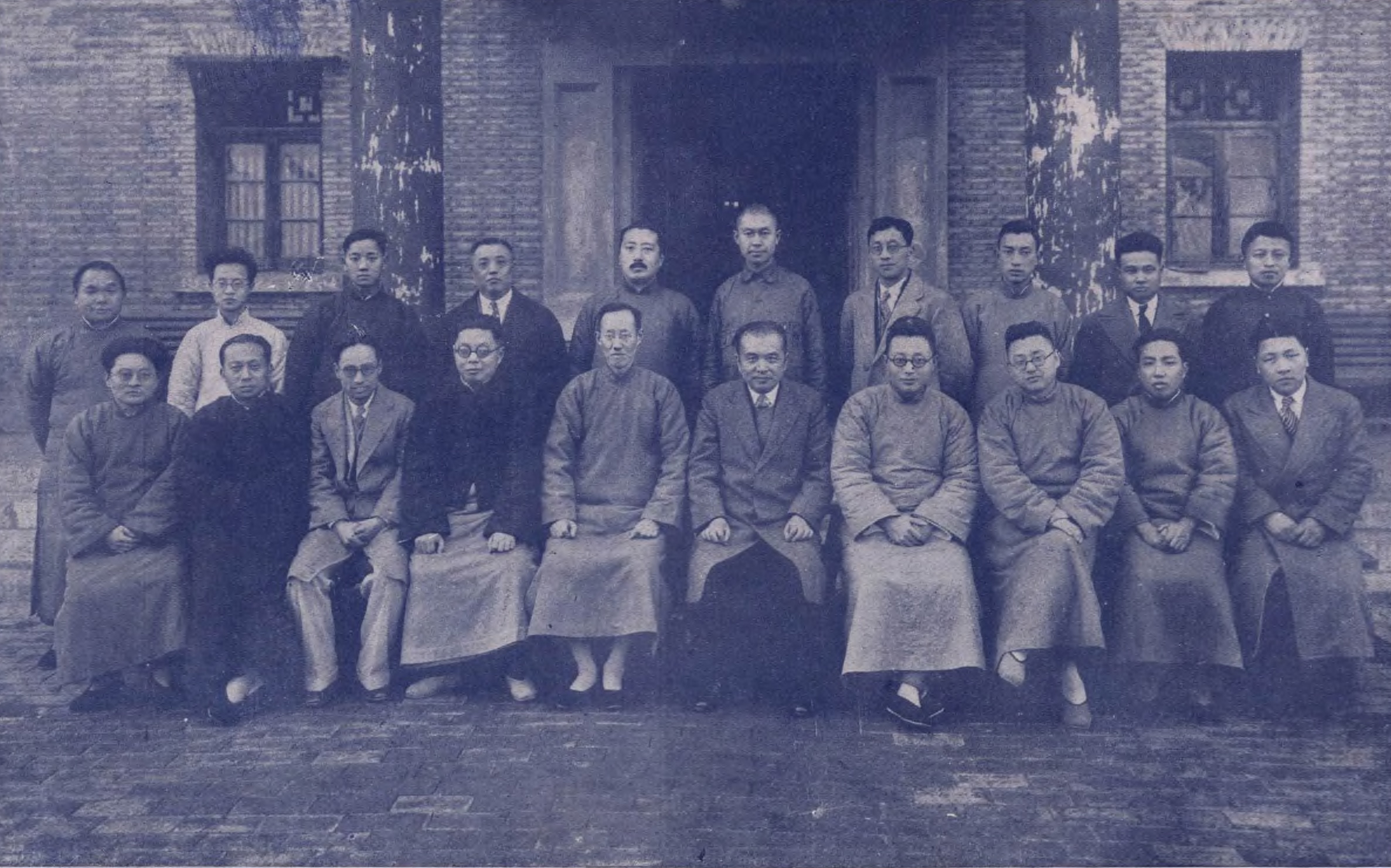 3..1933年光华大学附属中学全体教职员照片（前排左五为廖世承）.jpg