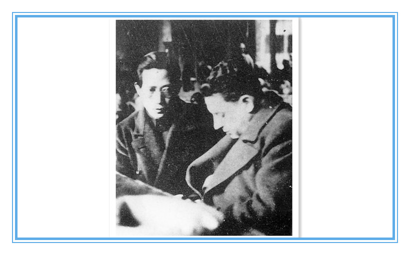 1939年3月7日，希伯聆听周恩来的报告，沈其震为他翻译.jpg