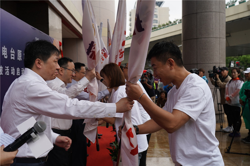 参加仪式的领导为参加寻访红色电波的主持人代表授旗_副本.jpg