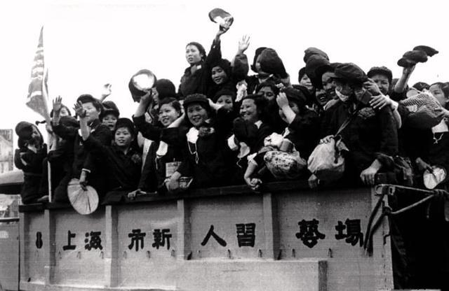 1951年，上海市妓女从妓院被送往“新人习艺场”.jpeg