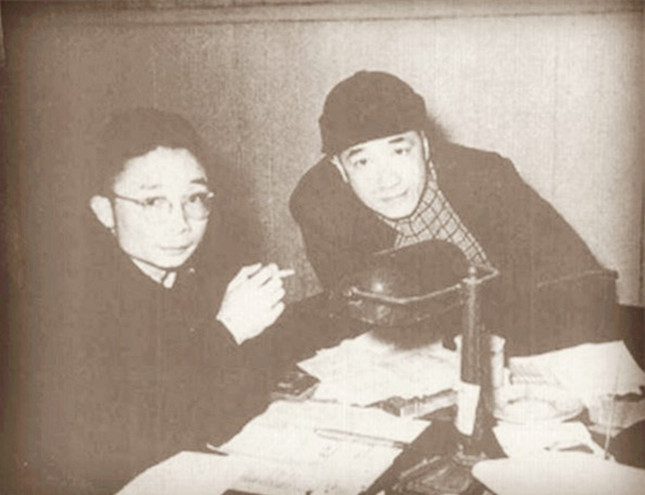 1966年，唐大郎（左）与新民报老同事姚苏凤。.jpg