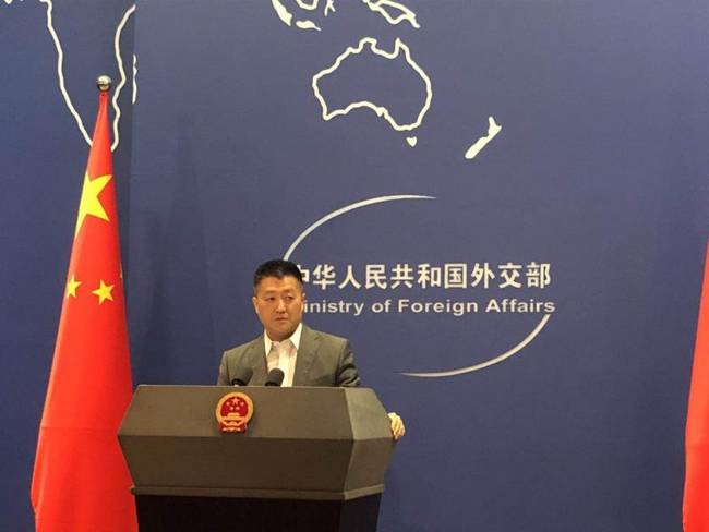 外交部发言人今天为什么没打领带？