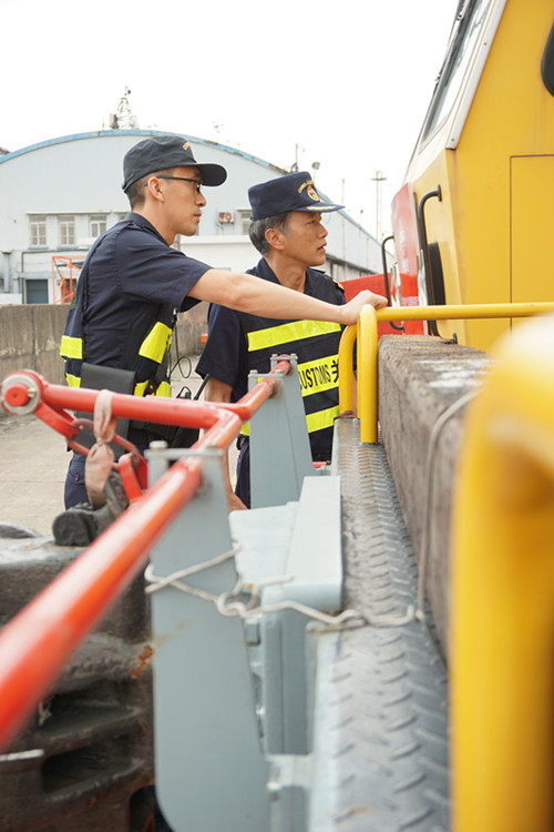 吴淞海关为“一带一路”匈塞铁路项目货物提供监管通关便利服务-路慎利 摄2.JPG