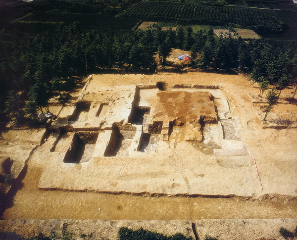瑶山1987年揭示的祭坛顶面遗迹1201711090203599.jpg