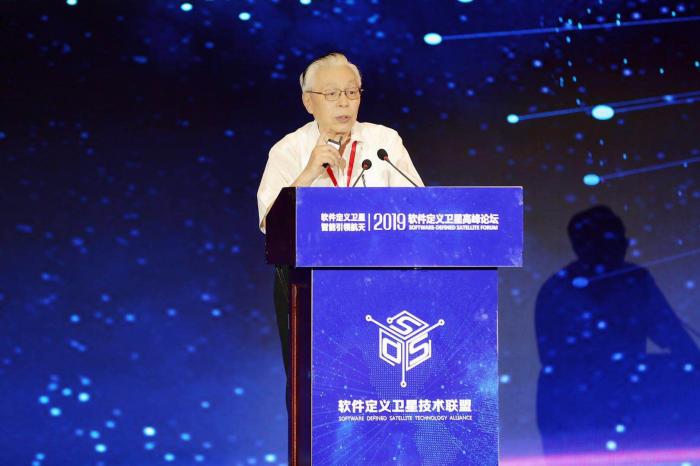 图：欧阳自远在论坛上发表《迎接第一个100年，中国的深空探测》演讲。 缴翼飞 日照拍摄