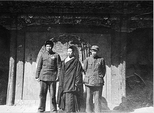 1951年3月，范明（左）与十世班禅（中）合影.jpg