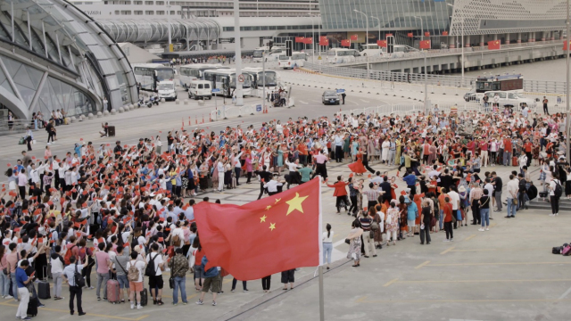 市民随着乐曲高声歌唱、翩翩起舞