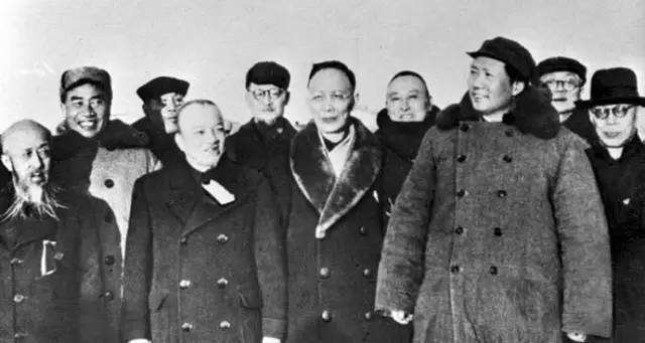 毛泽东率中共中央机关和人民解放军总部进入北平.jpg