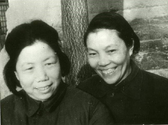1949年，邓颖超和蔡畅在西柏坡合影.jpg