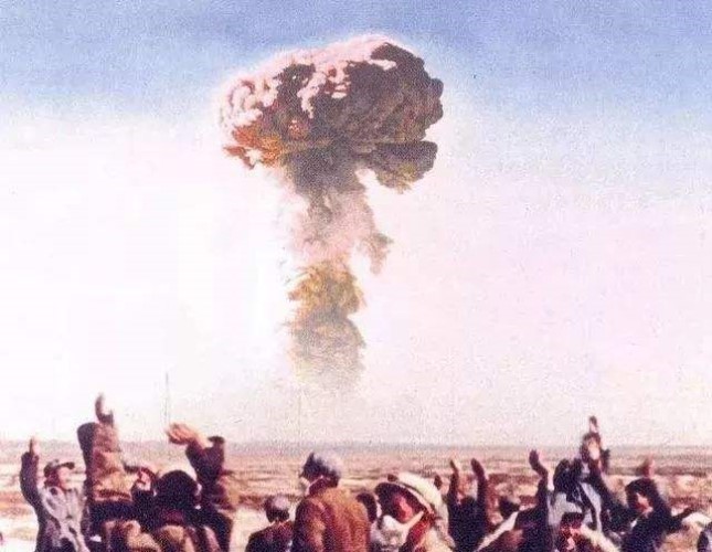 中国第一颗原子弹爆炸所产生的蘑菇云.jpg