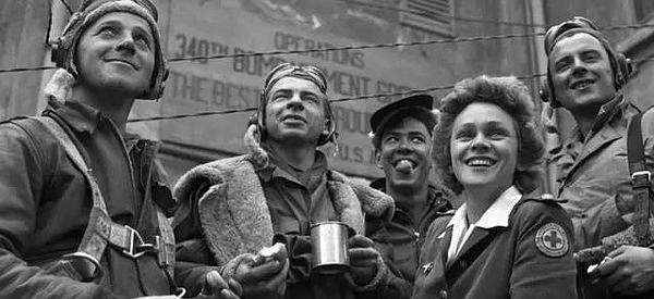 16二战期间，美国红十字会为士兵们送上热咖啡.jpg