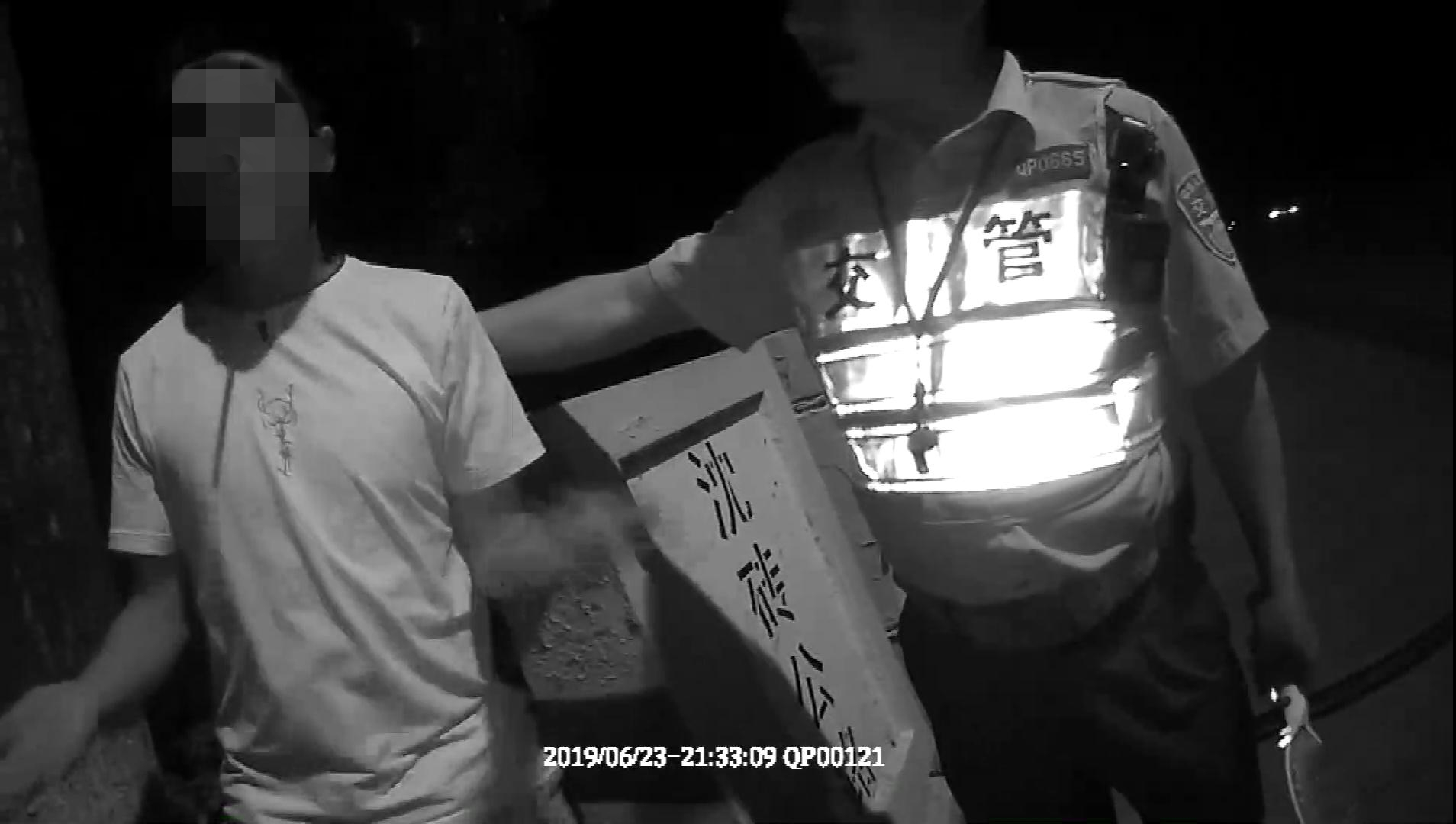 民警通知就近辅警将嫌疑人控制.jpg