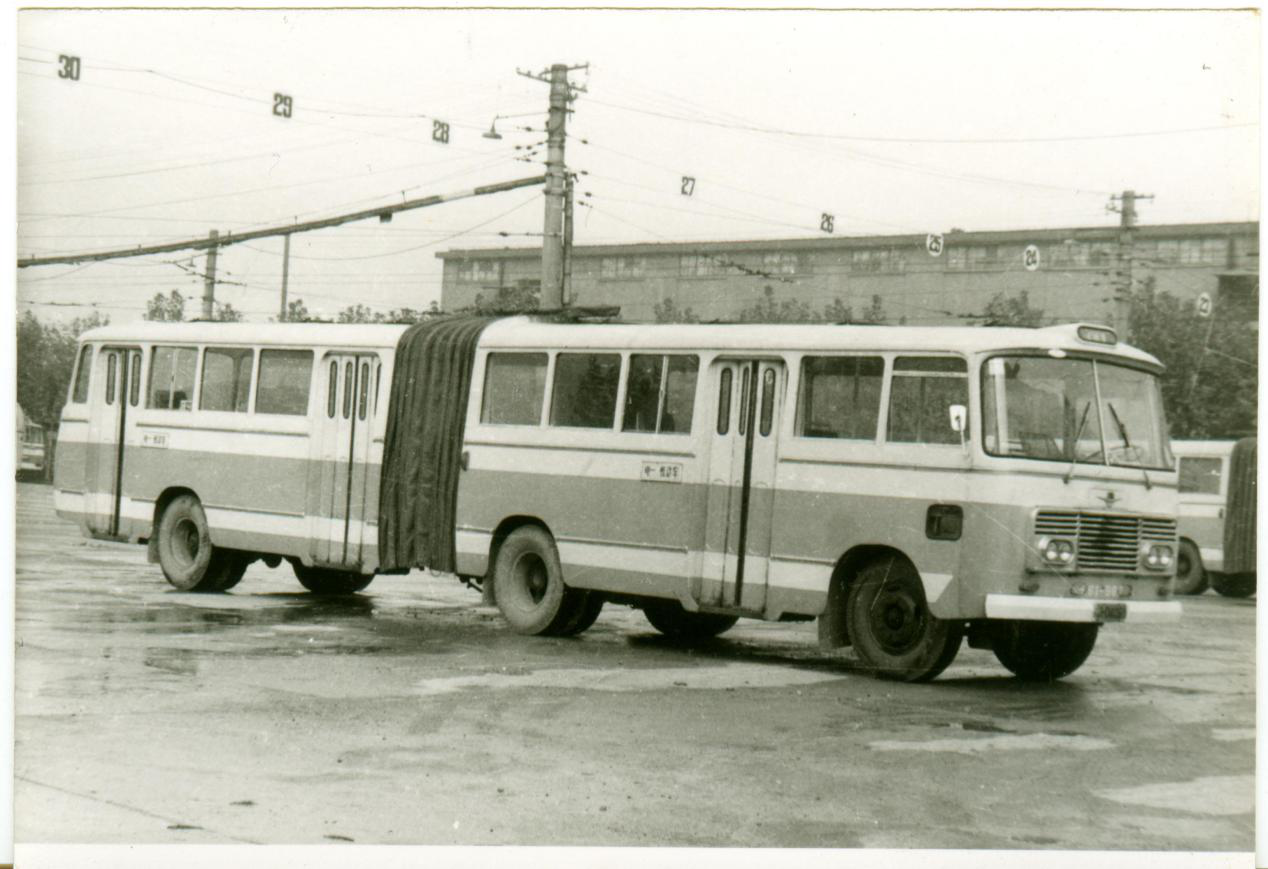 中尧路上，保留着一辆老南宁仅存不多的老式公交车，00后都没见过 - 哔哩哔哩