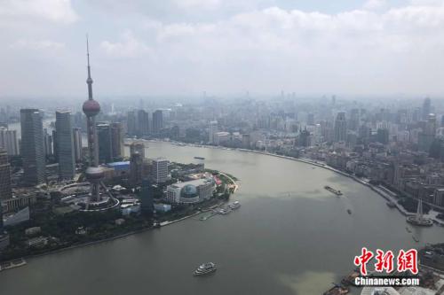 在北外滩地区俯瞰，游人同时饱览陆家嘴和外滩的风貌。 冷昊阳 摄