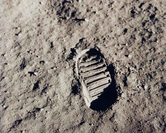 人类在月面留的第1个脚印