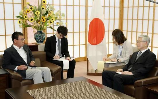 ▲日本外务大臣河野太郎（左）与韩国驻日本大使南官杓会晤。（路透社）