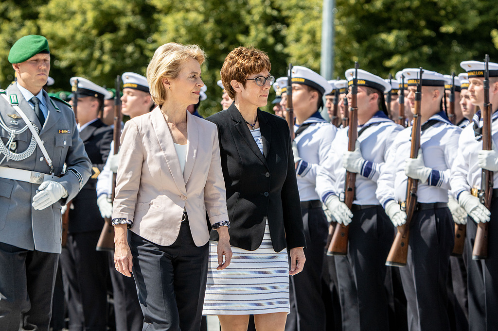 7月17日,德国柏林,冯德莱恩(左)出席新防长卡伦鲍尔的任命仪式.