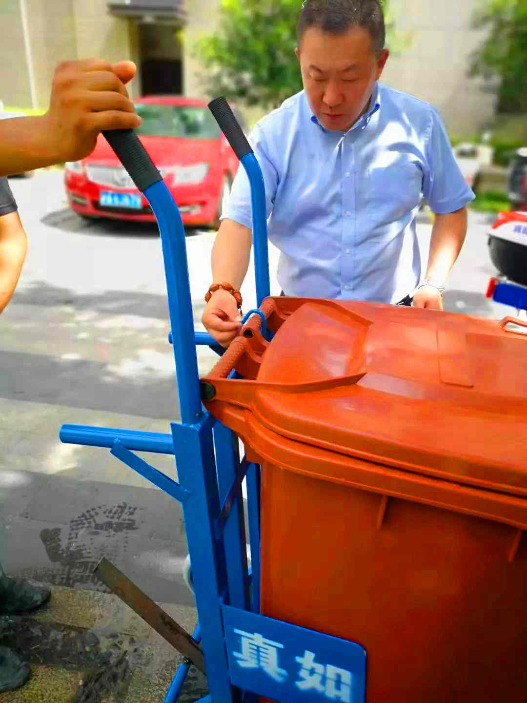 真如绿化市容所所长甄斌调试湿垃圾短驳车.jpg