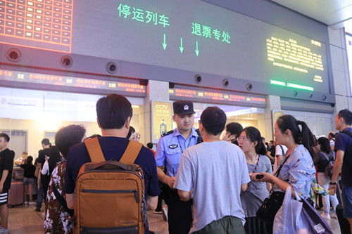 虹桥所民警在退改签窗口加强巡视.jpg