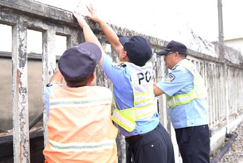 南翔站派出所民警在对线路物防设施进行加固.png