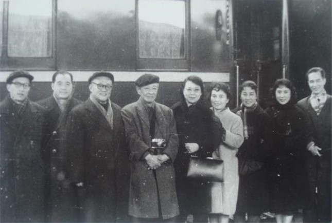 1966年元旦巴金（左三）陪中岛健藏夫妇去杭州时在上海火车北站合影.jpg