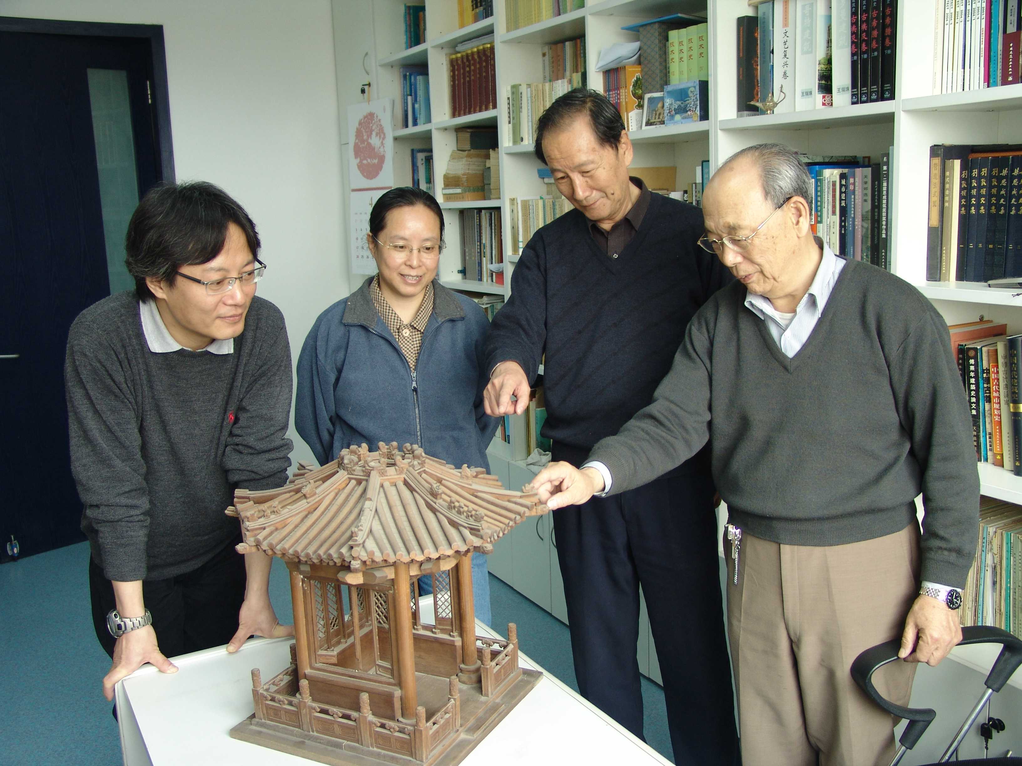 2003年所工作照右起：傅熹年、孙大章、陈同滨、王力军DSC01448.JPG