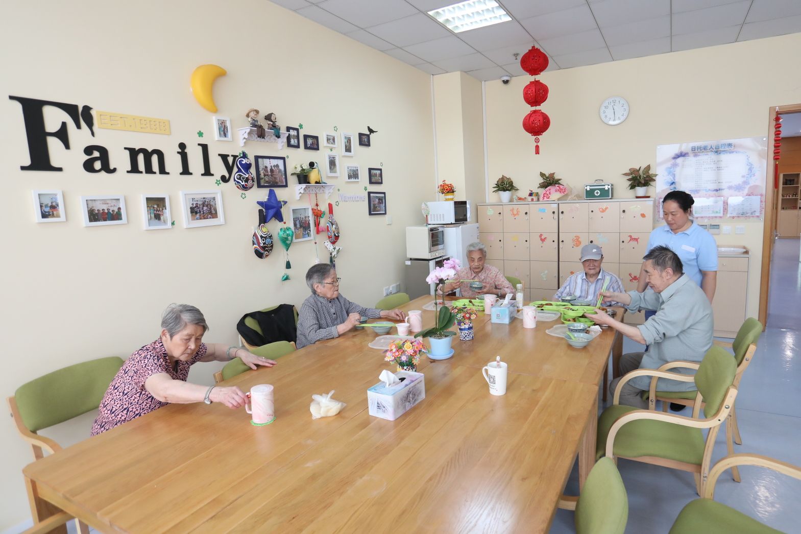 在市民驿站的日间活动室，社区老人享用健康午餐，荤素搭配，食材软糯，受到老人的欢迎。.jpg