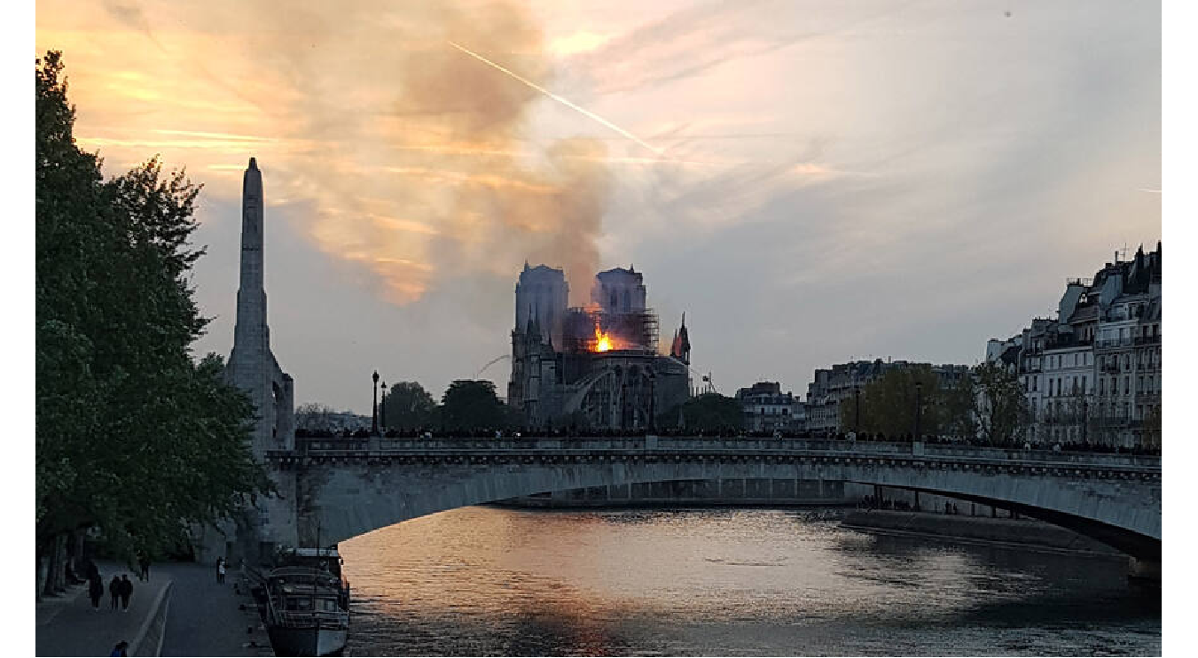2019年4月15日晚上6点，巴黎圣母院着火。.png