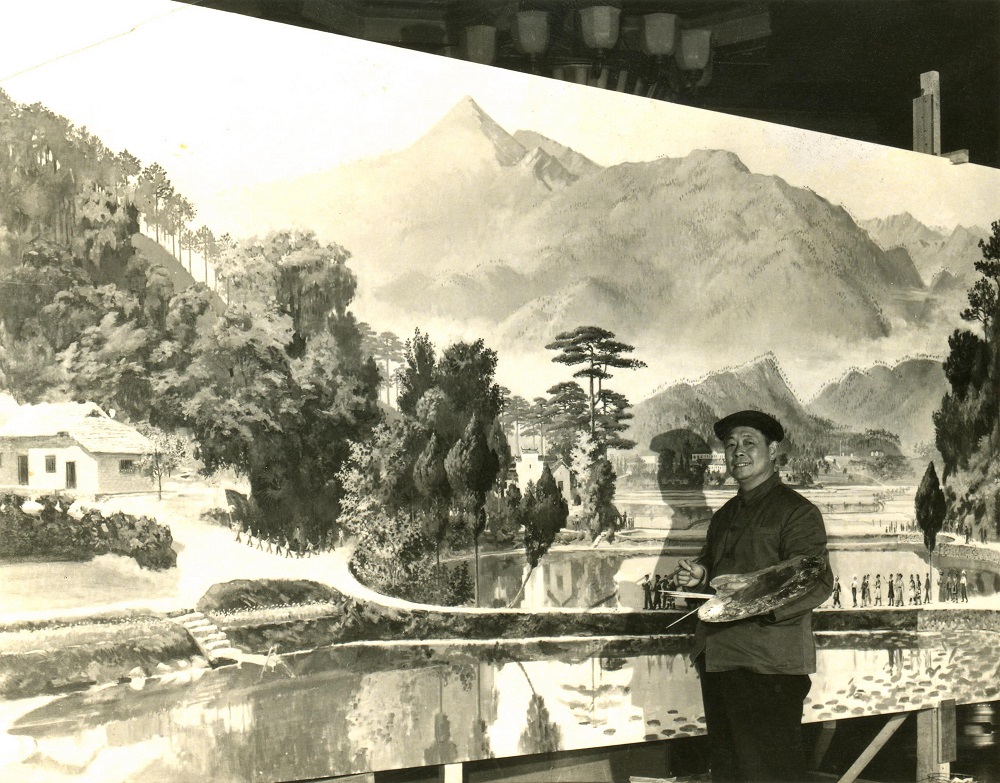 1973年在全国政协礼堂画油画《韶山》（中央美术学院提供）.jpg