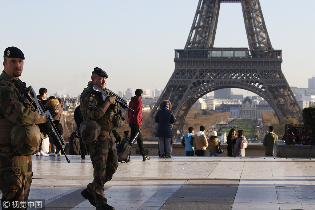 法国加强了埃菲尔铁塔的守卫工作.jpg