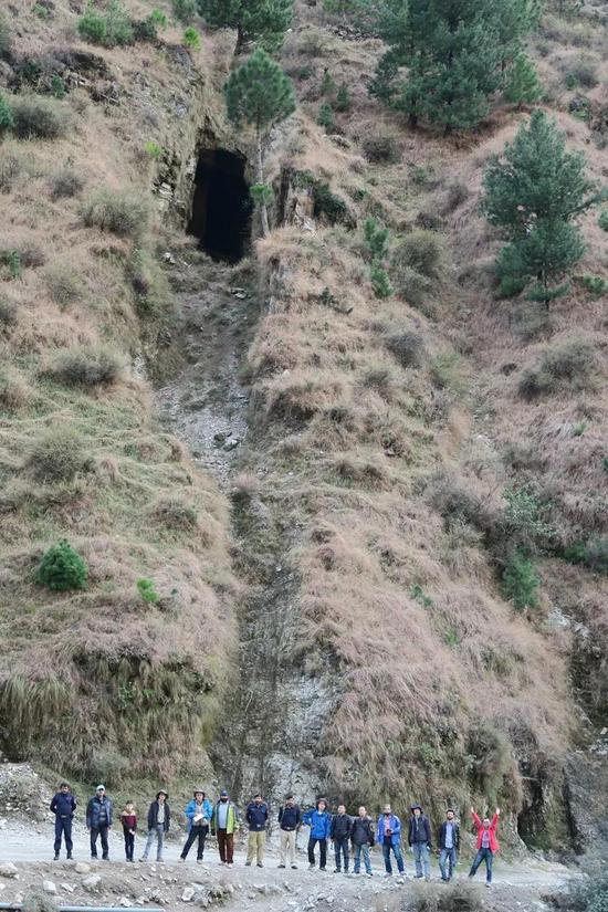  科研人员在巴基斯坦盐岭地区考察，该地区发育一套巨厚的前寒武纪-寒武纪蒸发岩沉积（图片来源：南京古生物所）
