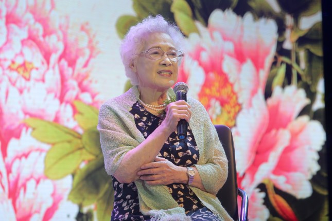 秦怡获颁"人民艺术家"国家荣誉称号,她曾说,干文艺是