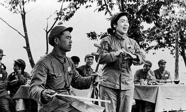 1953年，豫剧演员常香玉在抗美援朝前线演出歌唱志愿军的小调.jpg