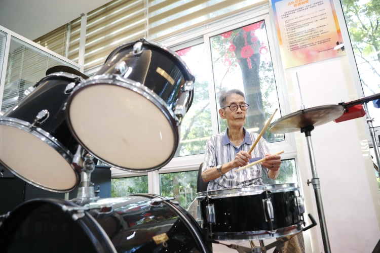 97岁的庞高林老人是敬老院乐队的打击乐手，各类型的打击乐器他都能信手拈来（袁婧）.jpg