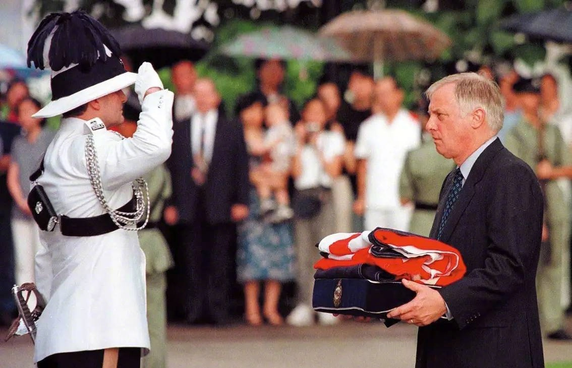1997年6月30日下午，降旗仪式结束后香港末代总督彭定康（右）手捧英国国旗，神情严肃.jpg