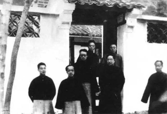 1928年，叶圣陶与好友夏丐尊、钱君陶、胡愈之等在春晖平屋留影.jpg