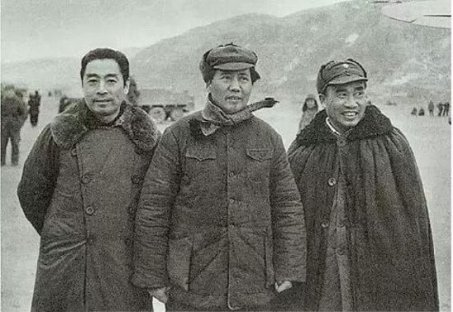 1946年11月，朱德和毛泽东、周恩来在一起.jpg