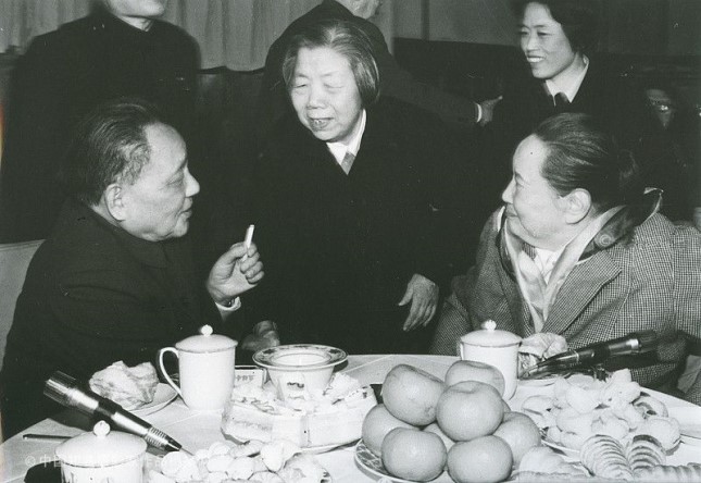 1980年，邓小平、邓颖超和宋庆龄在政协举行的元旦茶话会上.jpg