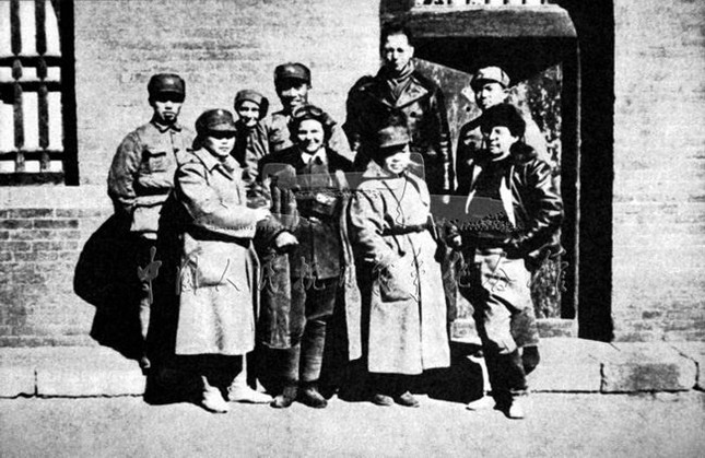 1938年12月，斯特朗（前排左二）在山西采访时与朱德、彭德怀等合影.jpg