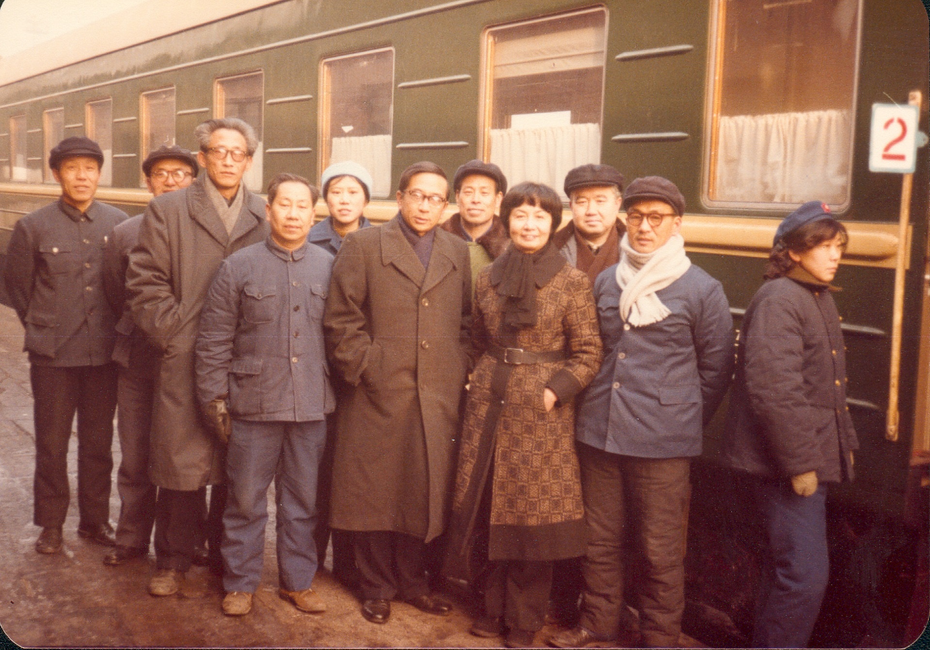 02、1979年初抵天津与南开大学诸教师合影（叶先生提供的资料图片）.jpg