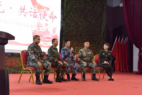 3.现场座谈回答官兵提问.jpg