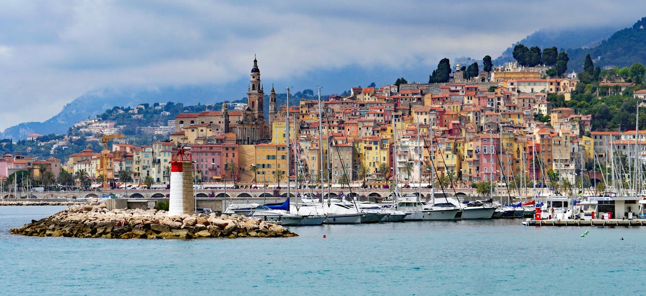 menton-old-town-harbour-entrance-lighthouse-161098.jpg